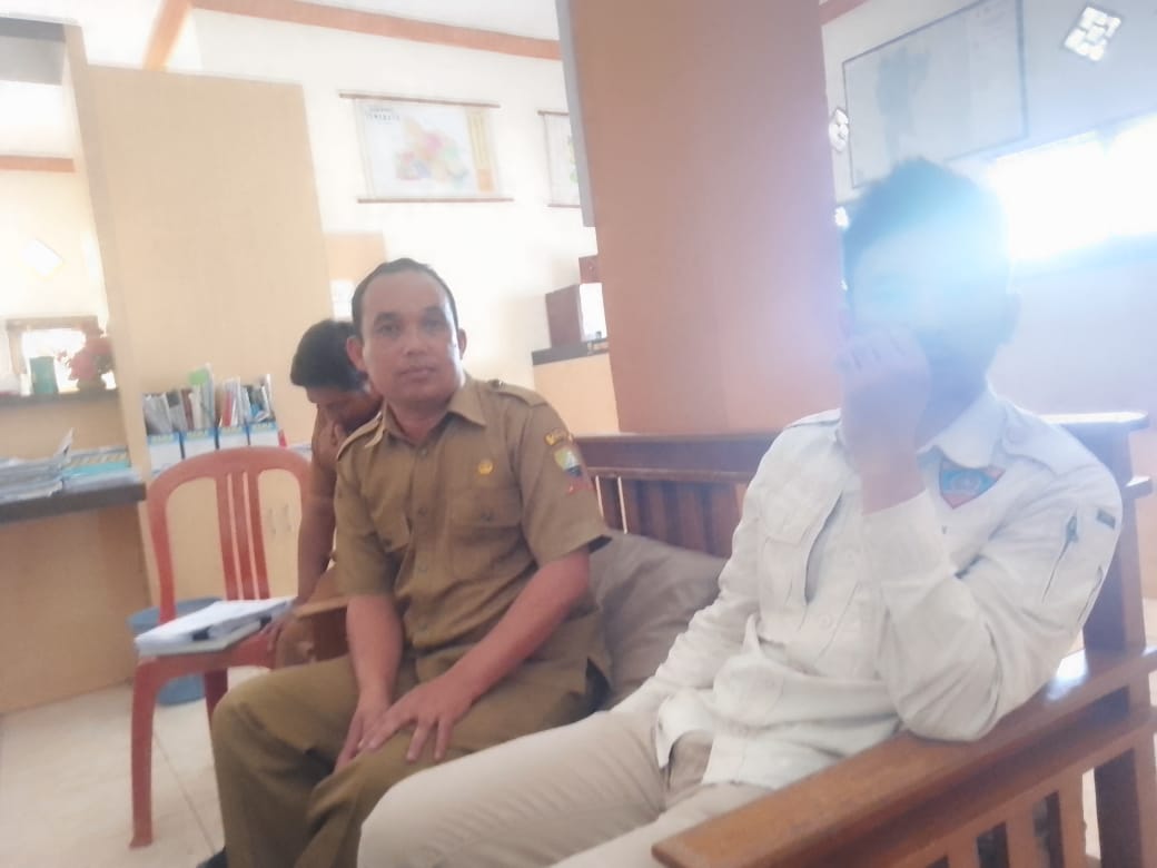 Sekretaris Desa Margalaksana, Jujun Junaedi (tengah)